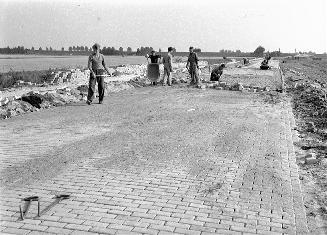 Stratenmakers bestraten de nieuw aangelegde provinciale weg nr. 33.