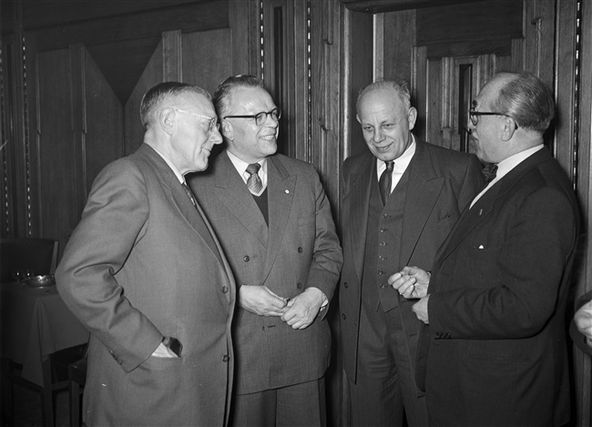 Leden van de Provinciale Staten bij de kennismakingsreceptie van Jan Klaasesz, nieuwe commissaris van de Koningin in Zuid-Holland. Rechts M.C. van Keule, afdelingschef van de Griffie. De receptie vindt plaats aan het Korte Voorhout 1.