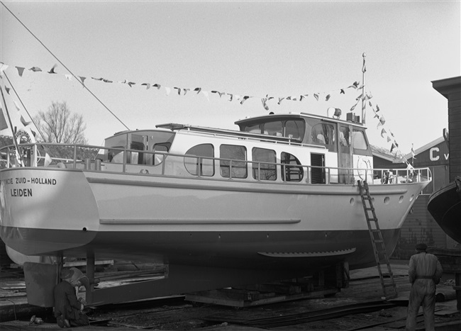 Motorjacht Provincie Zuid-Holland op werf in Kaag, 1961