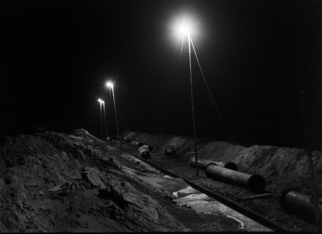 Avondopname van het dijkherstel bij Tonge op Goeree-Overflakkee, na de watersnoodramp van 1 februari 1953.