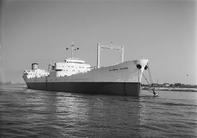 De Olympic Valour. Gefotografeerd tijdens een excursie van de Provinciale Staten naar Rotterdam, de Brielse Maas en de Deltawerken.