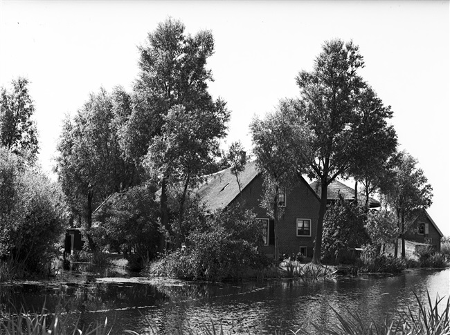 Een boerderij met een hooiberg in Weipoort bij Zoeterwoude.