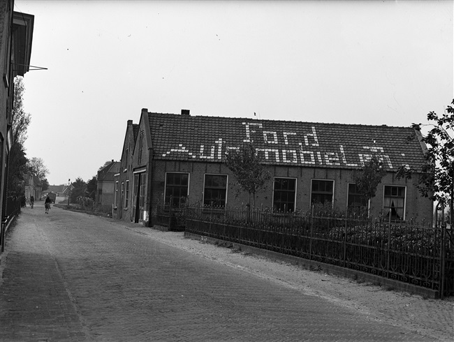 Ford Automobiel reclame op dak van gebouw, 1949