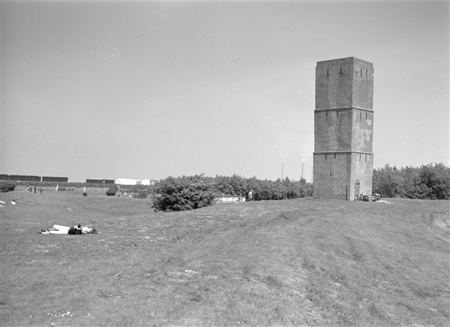 Recreatiegebied langs het Brielse Meer. De provincie Zuid-Holland en tien gemeenten ontwikkelden dit gebied. Rechts vuurtoren de Stenen Baak uit 1630.