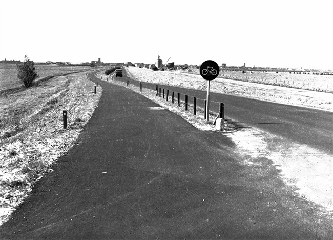 Fietspad langs de provinciale weg nr. 48 bij Middelharnis