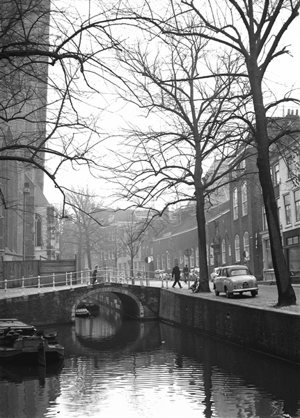 De Oude Delft met links de Oude Kerk