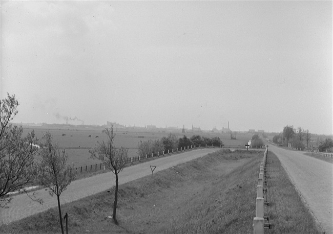 Oude Spoorbaan/N445 tussen Leiden en Roelofarendsveen, 1957