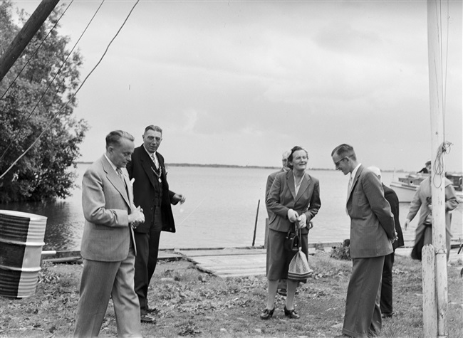 Jan Klaasesz, commissaris van de Koningin (links) in gesprek met Martien van der Weijden, burgemeester van Nieuwkoop, tijdens een excursie van de Provinciale Staten van Zuid-Holland.