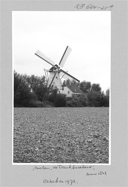 Molen De Dankbaarheid aan de Molendijk in Herkingen, 1972