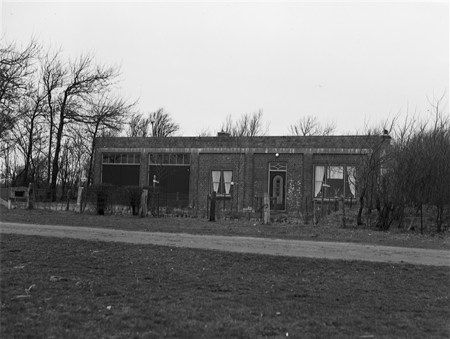 Bunkerwoning bij Nieuwlandsedijk in Hoek van Holland, 1950