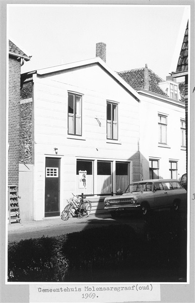 Het oude gemeentehuis in Molenaarsgraaf, 1969