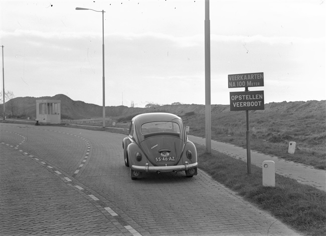 Borden bij de veerstoep van de veerboot, 1967