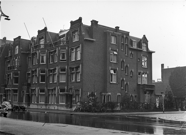De Benoordenhoutseweg met de panden nr. 22 en 23, waar vanaf 1951 ambtenaren van de Provinciale Griffie tijdelijk werden gehuisvest.