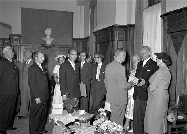 Ambtsjubileum van de heer Broekhoven, medewerker van de provincie Zuid-Holland, in het gebouw aan het Korte Voorhout 1.